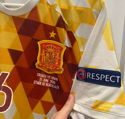 Spain away 2016/2017 #6 Iniesta (M) 8/10